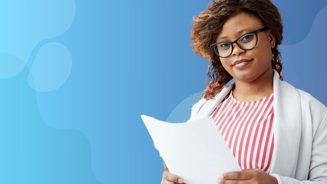 mulher com carta de motivação